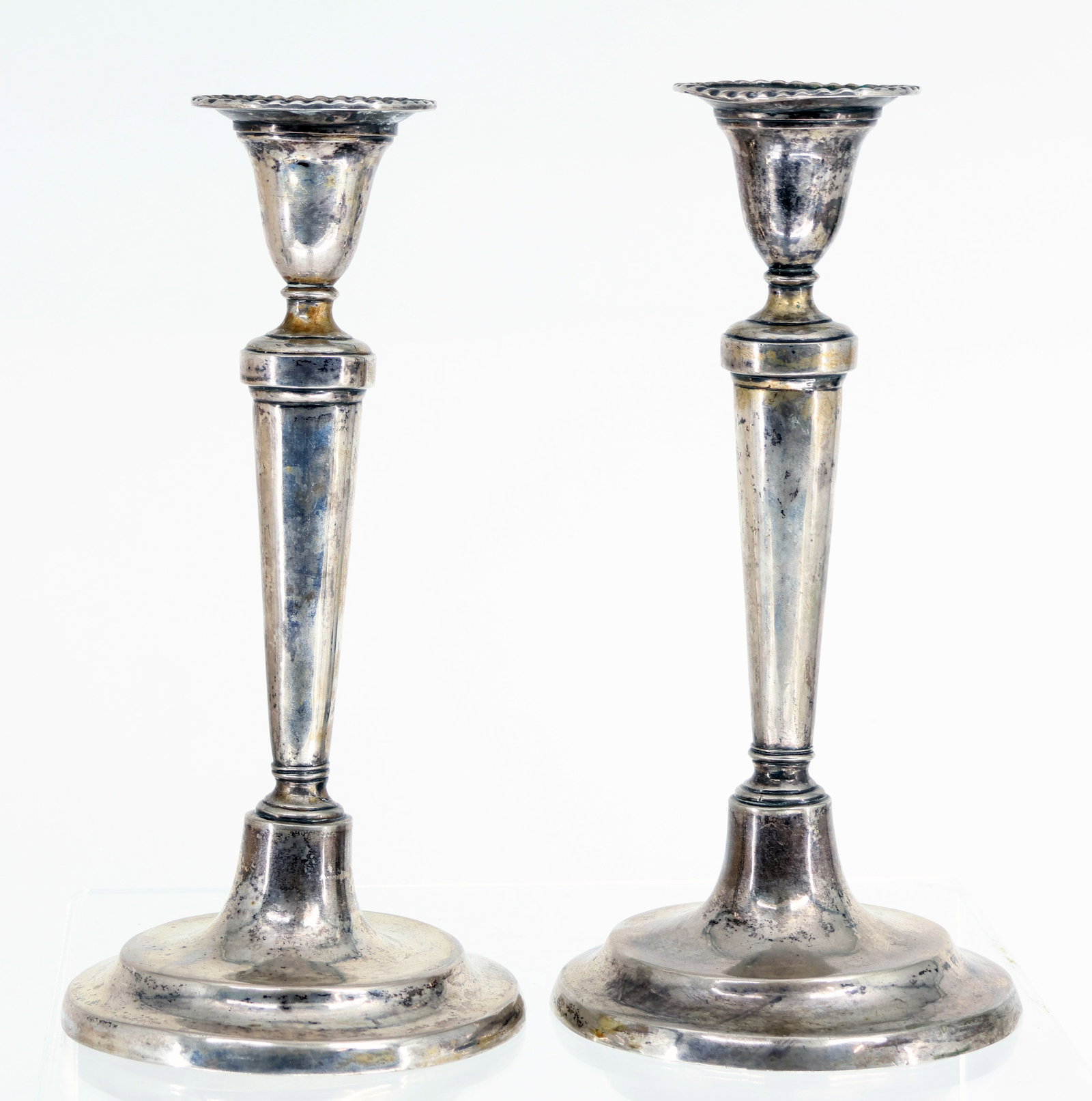 Pair of silver candlesticks, 18th/19th c., silver: Pair of silver candlesticks, 18th/19th century, silver (tested, various hallmarks), round base, slightly flared shaft, tulip-shaped bowl, and drip tray with hammered rim; signs of age, 1100 g, H 27.5 
