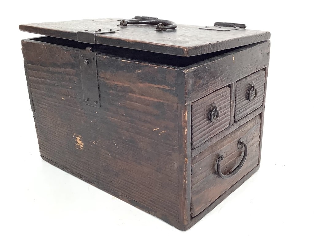 Lidded Apothecary Drawer Box w Clasp: 10 3/4"L x 7"W x 7 3/4"H wood box with clasping lid, clasp is loose, and three box length drawers. Box has a carrying handle and is unmarked. EDS aims to describe and photograph all items thoroughly a
