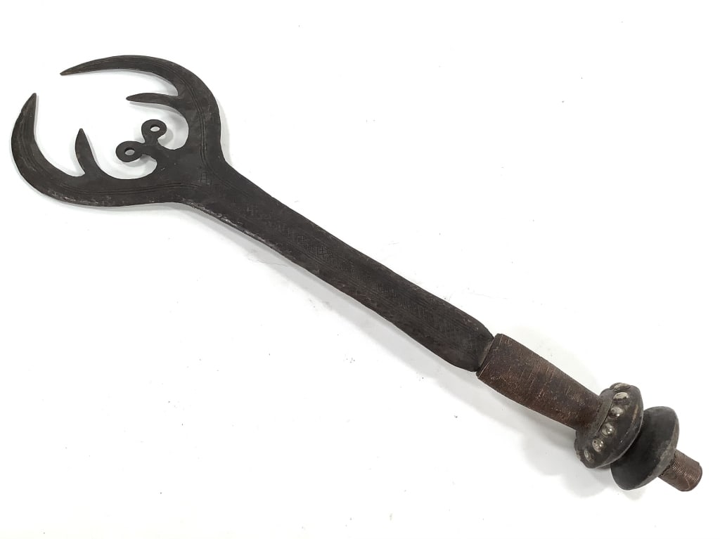 Twin Bladed Ngala Sword From The DRC (1 of 7)