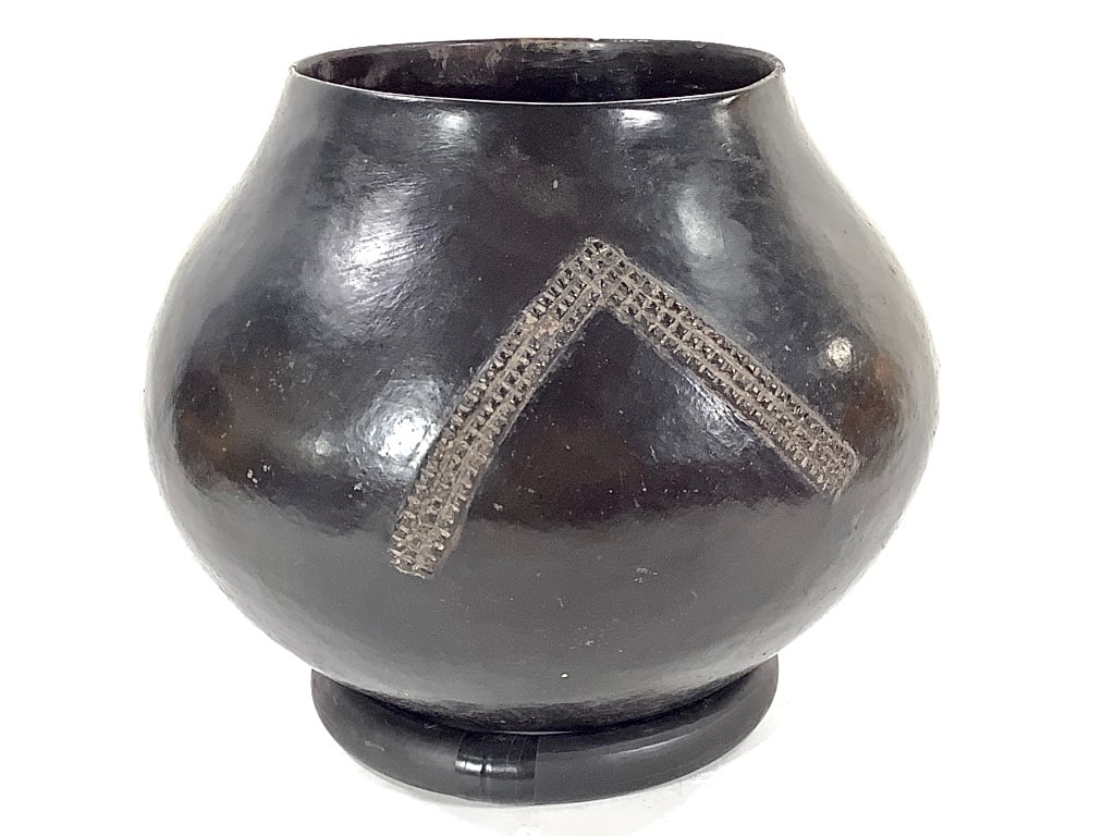 South African Zulu Pot w Base (1 of 7)