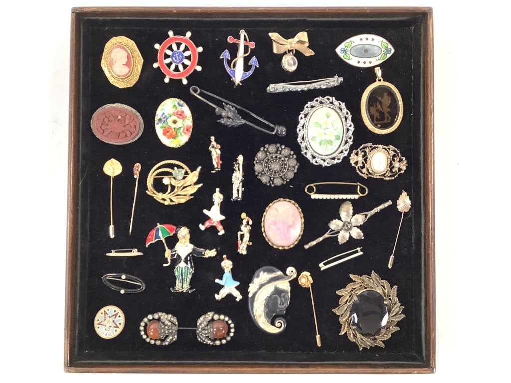 32 Figural & Other Brooches & Stick Pins (1 of 7)