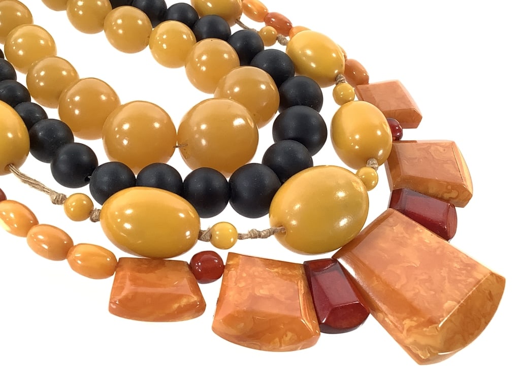 4 Bakelite Necklaces 17" - 38" L: EDS aims to describe and photograph all items thoroughly and accurately, however other conditions present may not have been observed or noted. We encourage you to inspect items in person during