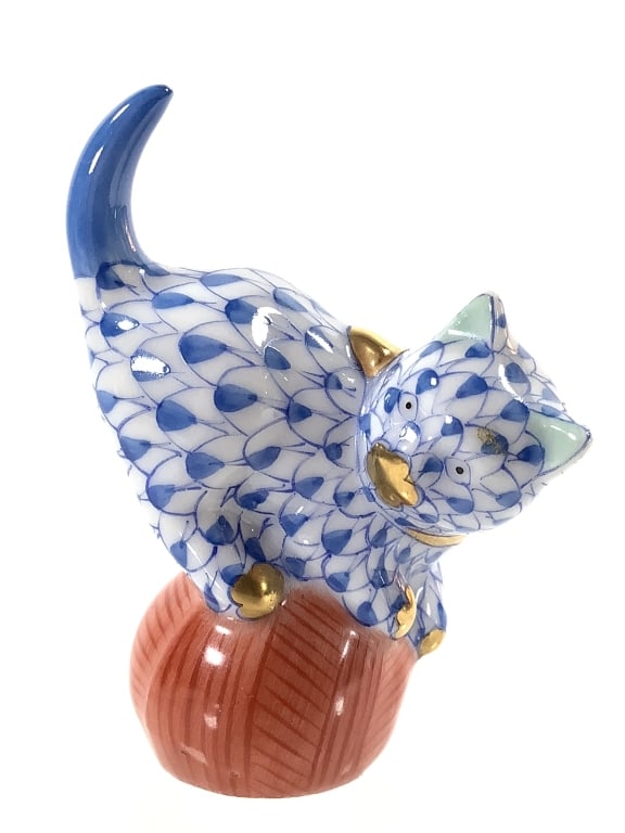 Herend Porcelain Cat on Ball of Yarn Miniature (1 of 6)