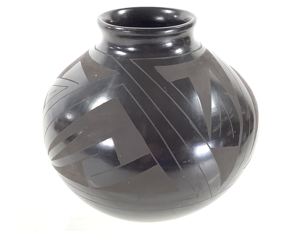 Signed Mata Ortiz Black-on-Black Olla Vase (1 of 5)