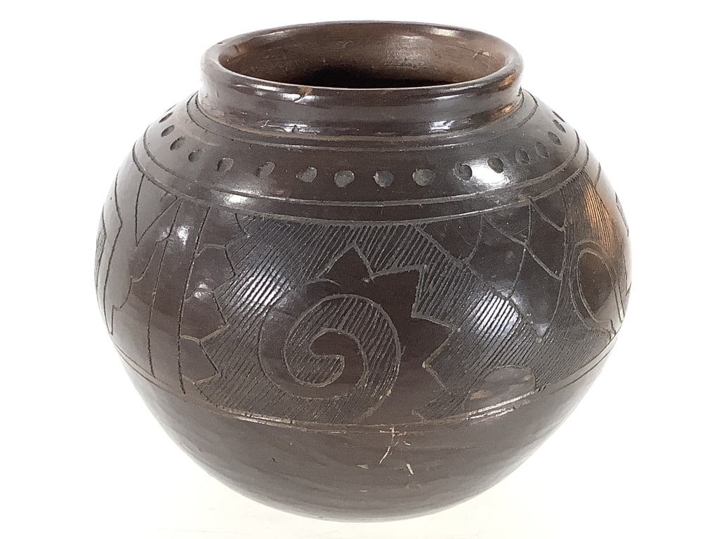 Mata Ortiz Incised Blackware Olla Vase (1 of 5)
