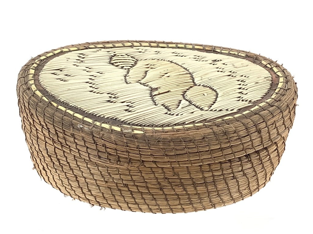 Birchbark & Quill Beaver Motif Lidded Box: 5 1/4"L x 3 1/4"W x 2"D. Overall structurally sound, minor fraying throughout. Interior shows several loose threads. Provenance: Collection of William and Diane Itter.