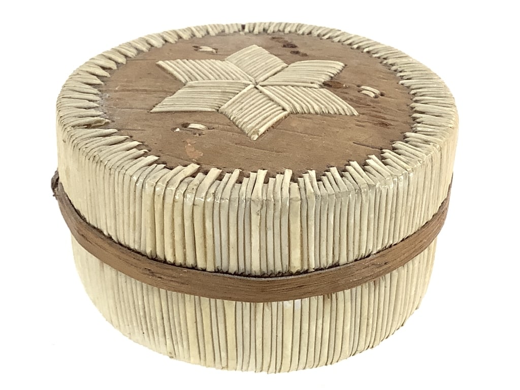 1909 Ojibwe Birchbark Quill Lidded Box (1 of 6)