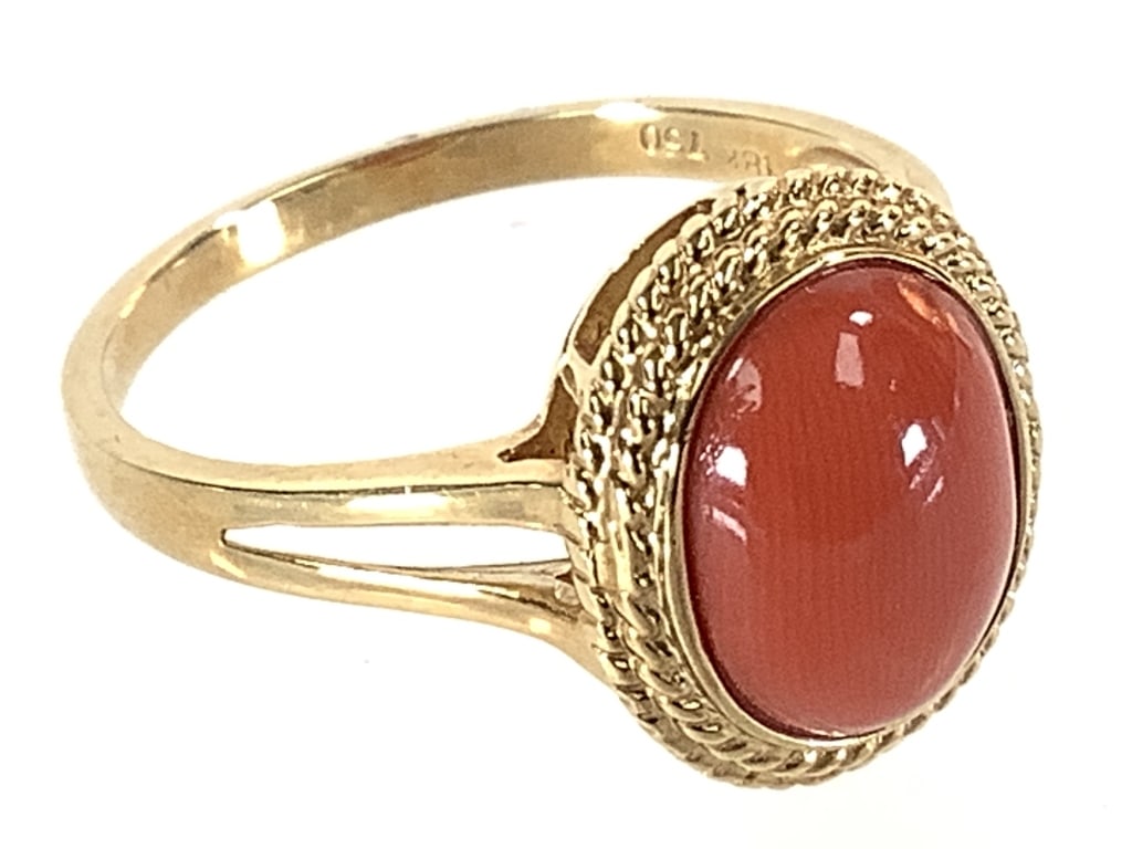 18K Coral Ring 3.3g TW Sz 7 1/2: 3 CT oval cabochon.