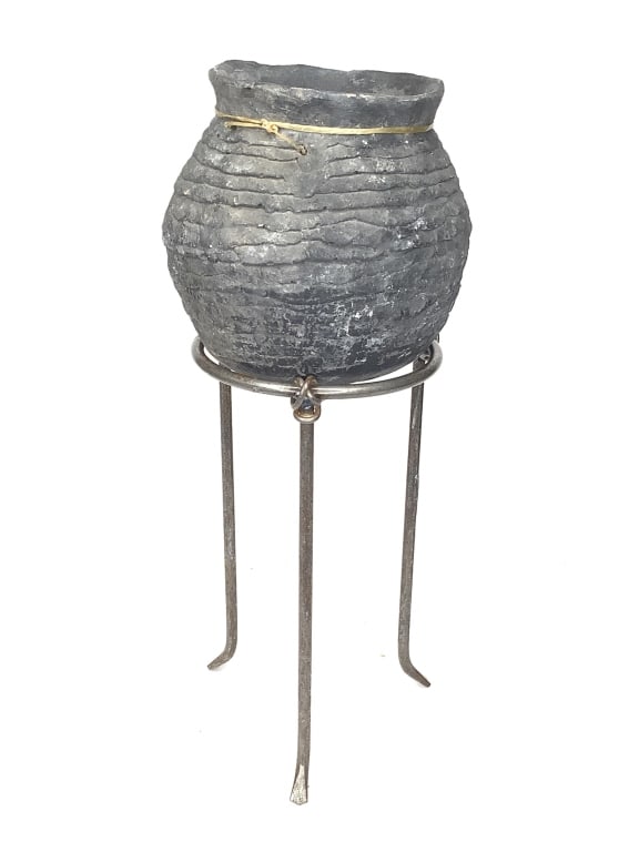Ancient Native American Corrugated Pot w Stand (1 of 5)