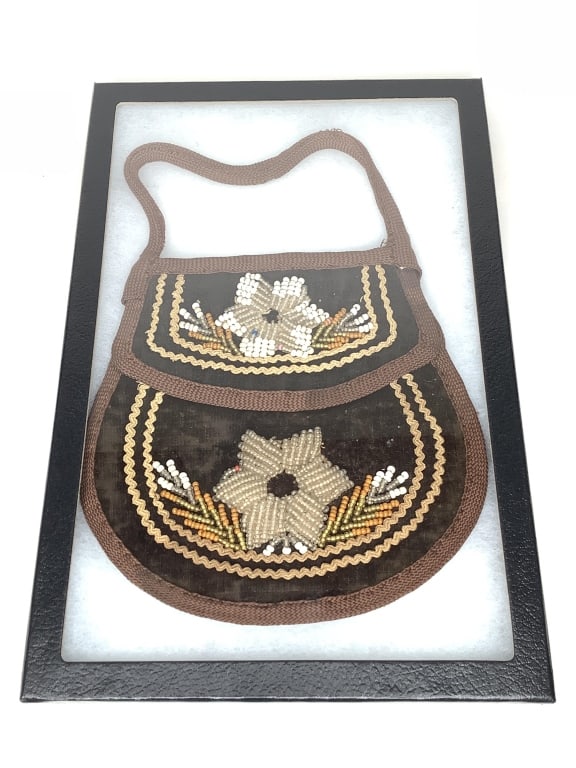 1920s Iroquois Beaded Purse in Display Case: Case measures 12 1/4" x 8 1/4.