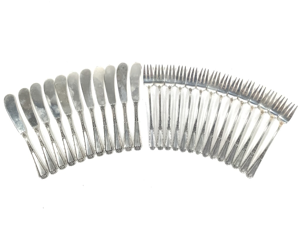 Towle Sterling Louis XIV Small Knives & Forks 505g: 11 butter knives 270g, 14 cocktail forks 235g. All marked Sterling with T logo, Pat 1924. Not monogrammed, stainless blades. Matching lots 350s-356s.