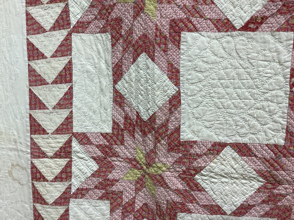 Strawberry Pattern Compass Quilt 84" x 70" - 3
