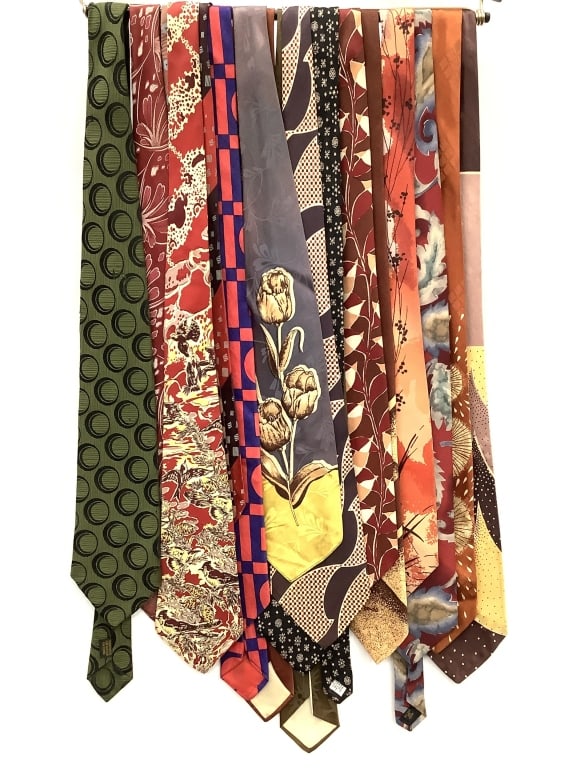 Vtg Novelty Neckties Regal, Goldblatts, Claiborne+: 15+ vintage novelty neckties. Overall good condition, a few have small stains or minor wear. Makers vary, see photos for more details. Provenance: Collection of William and Diane Itter. Please see pho