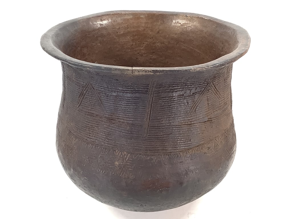 Nigerian Nupe Incised Pottery Jar (1 of 5)