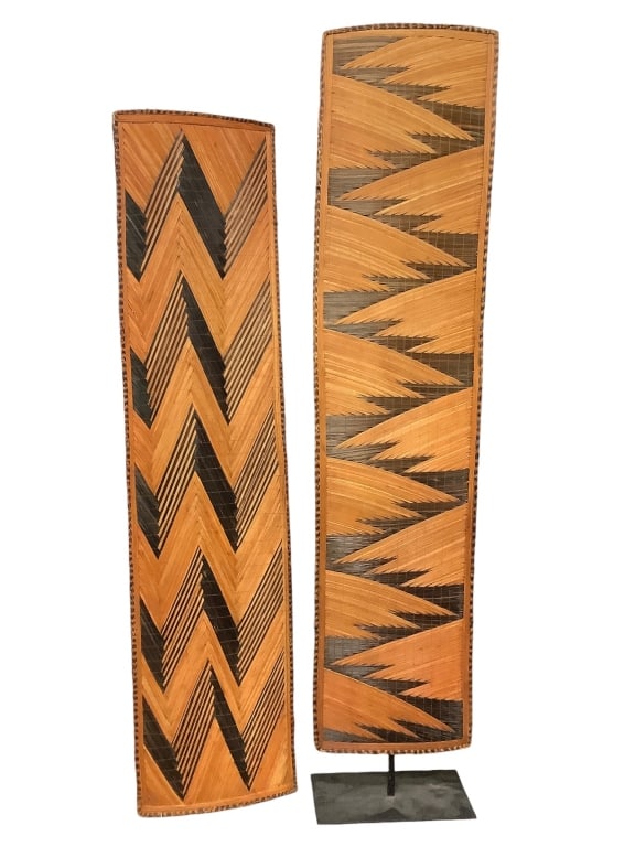 2 Tutsi Screens With Metal Stand (1 of 11)