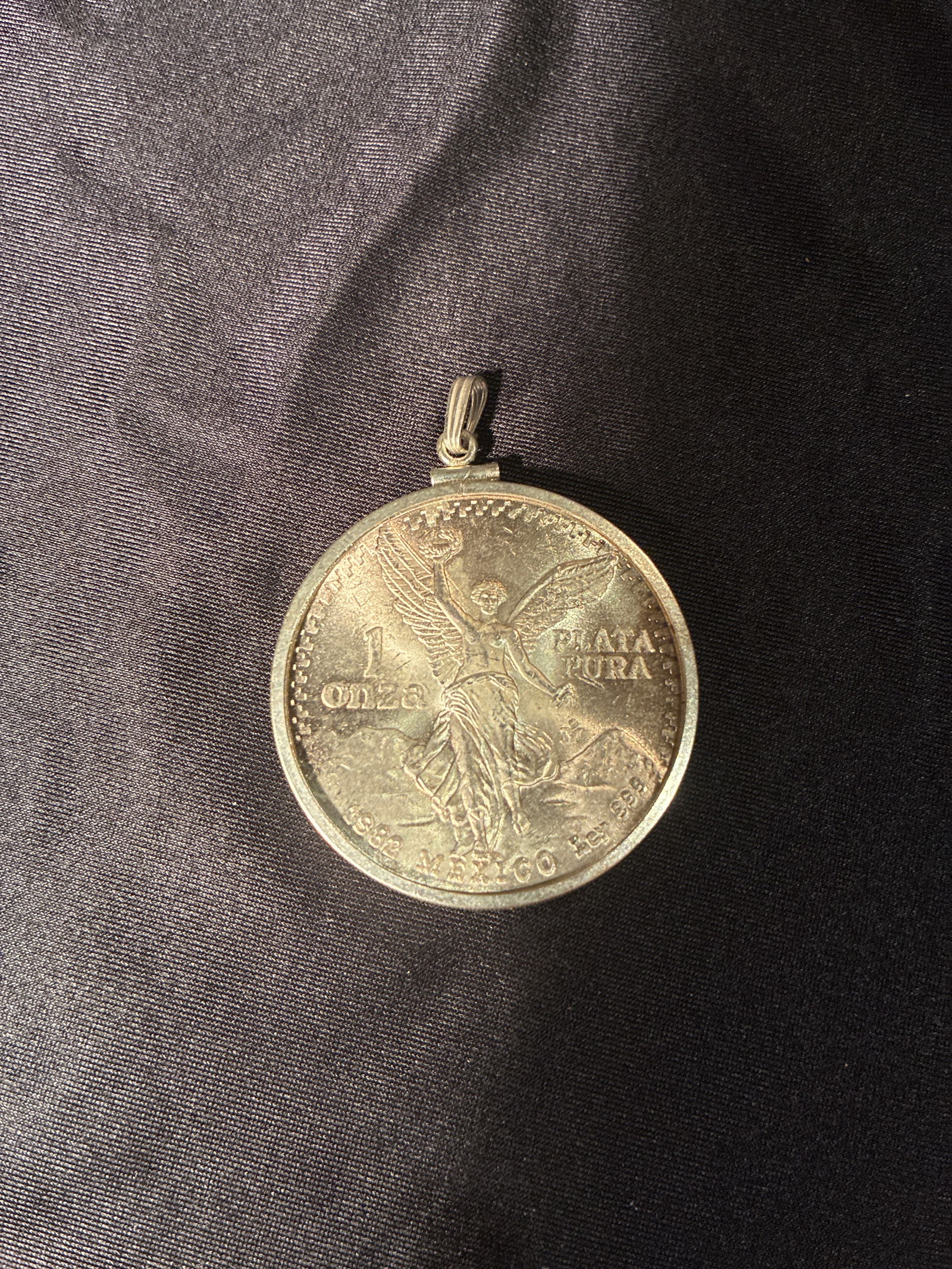 1982 Mexico Libertad UNC in Locket 1 ounce .999 fine: looks to be uncirculated. comes in a removable silver pendant holder 1982 Mexico 1 Onza Silver Libertad – First Year of Issue Weight: 31.1 g Purity: .999 fine silver Pure silver: 1 troy ounce Diamet