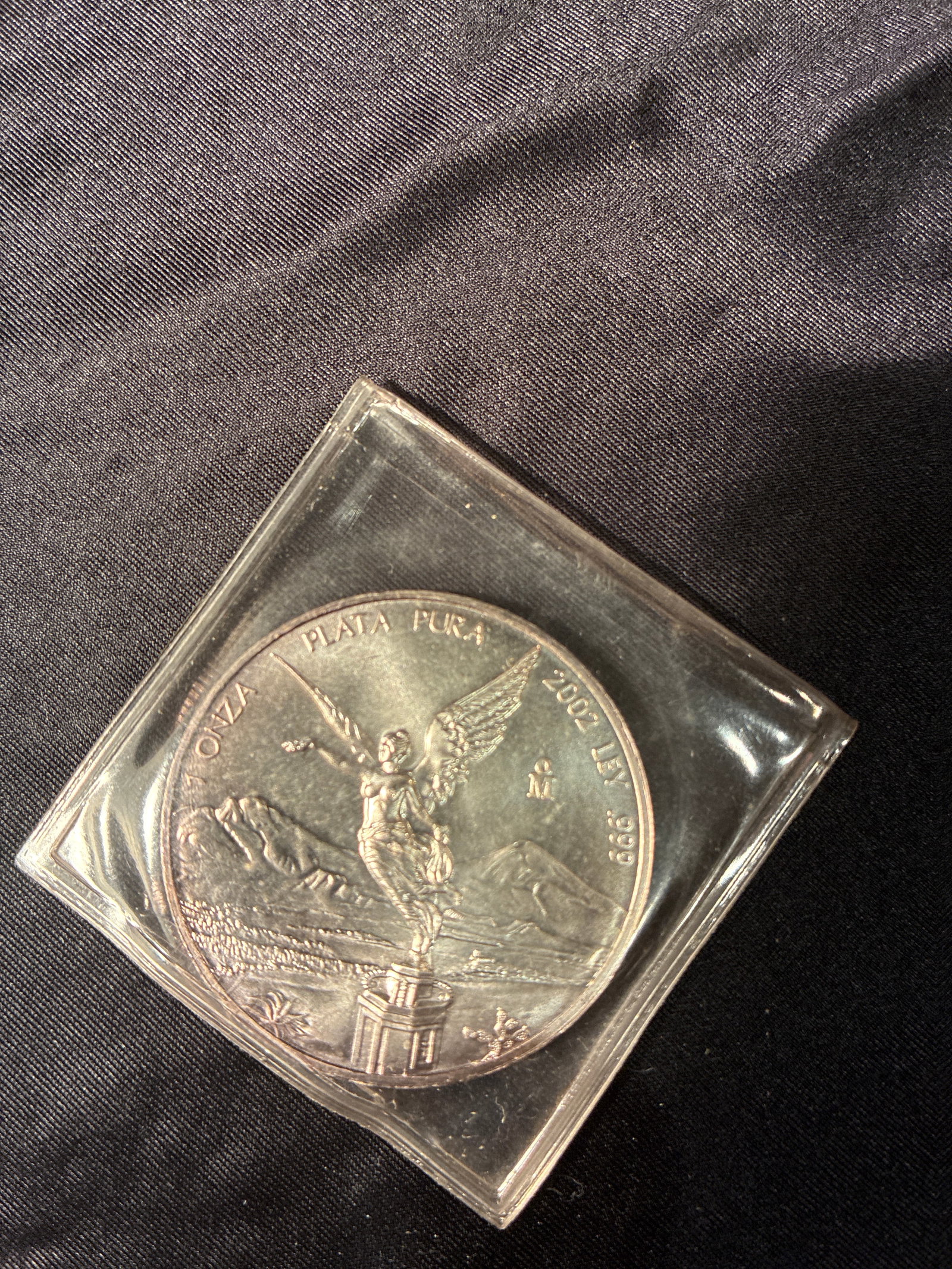2002 Mexican Libertad - Silver 1 ounce .999 fine: looks to be uncirculated 2002 Mexico 1 Onza Silver Libertad – .999 Fine Silver Weight: 31.10 g Purity: .999 silver Pure silver: 31.07 g (1 troy oz) Diameter: 40 mm Features the Winged Victory design