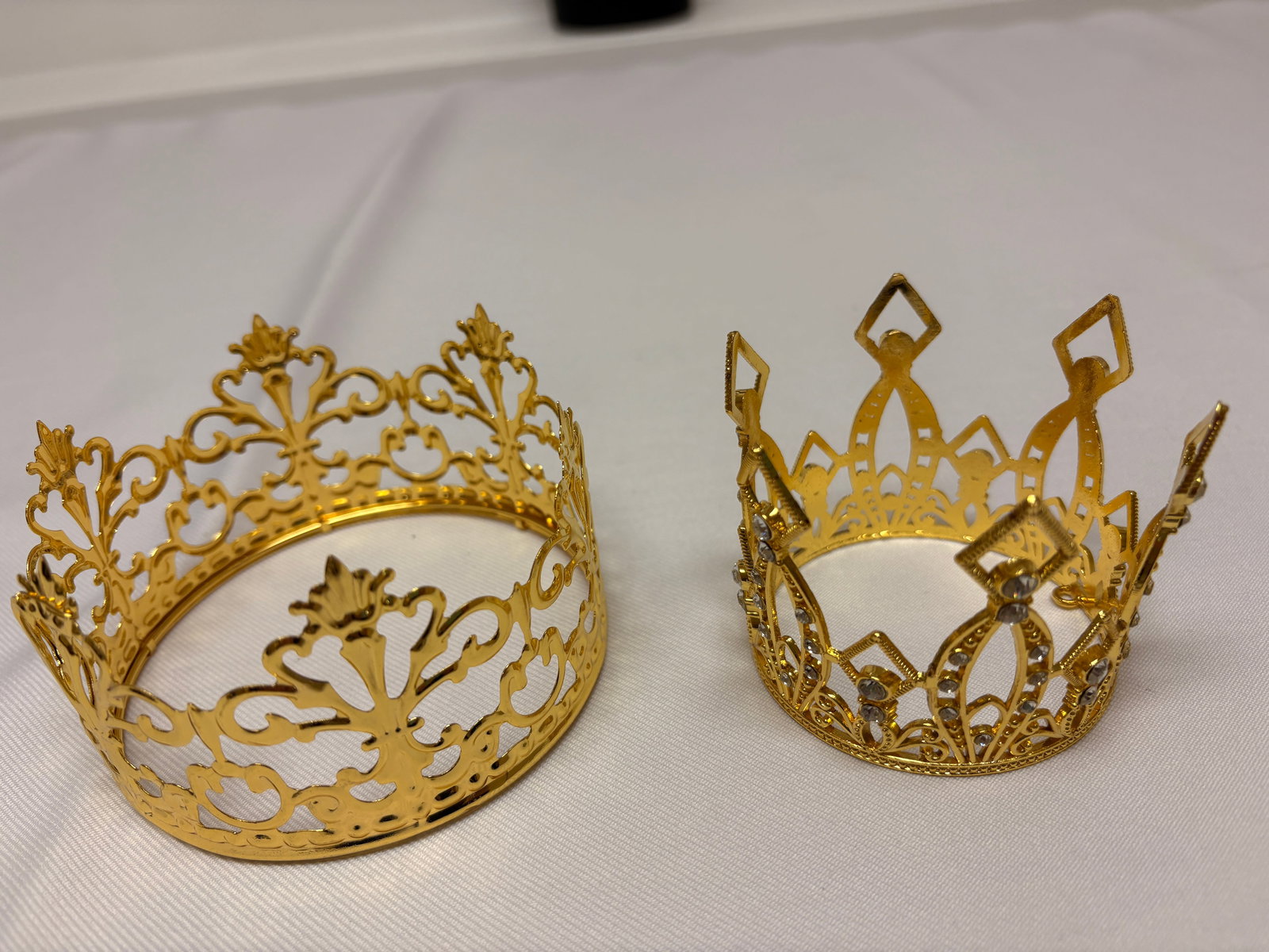 Two Vintage Crowns: Two vintage crowns:– One for Mary, diameter 6 cm– One for Christ the King, diameter 9.5 cmGilt metal, ornate pierced design, devotional use.