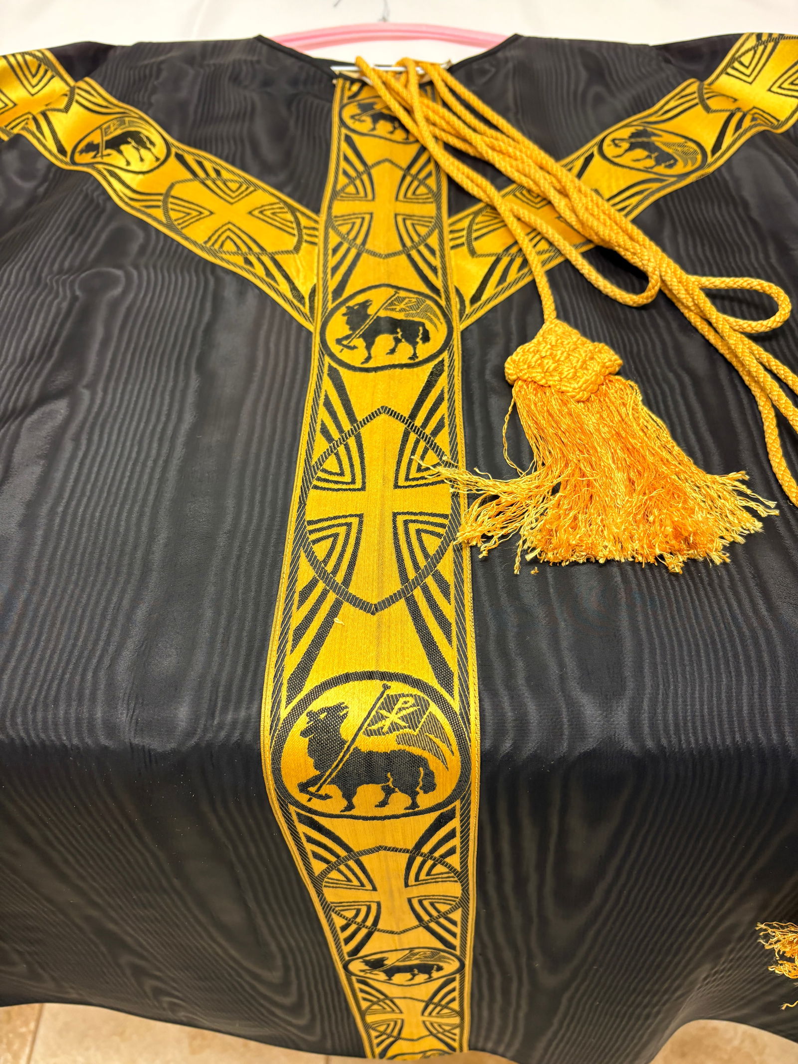 Vintage Catholic Chasuble with cincture: Vintage Catholic black chasuble with cincture.Heavy, high-quality fabric, rare and elegant.Condition: excellent / near perfect.Not only for display or collection — fully suitable for current liturgi