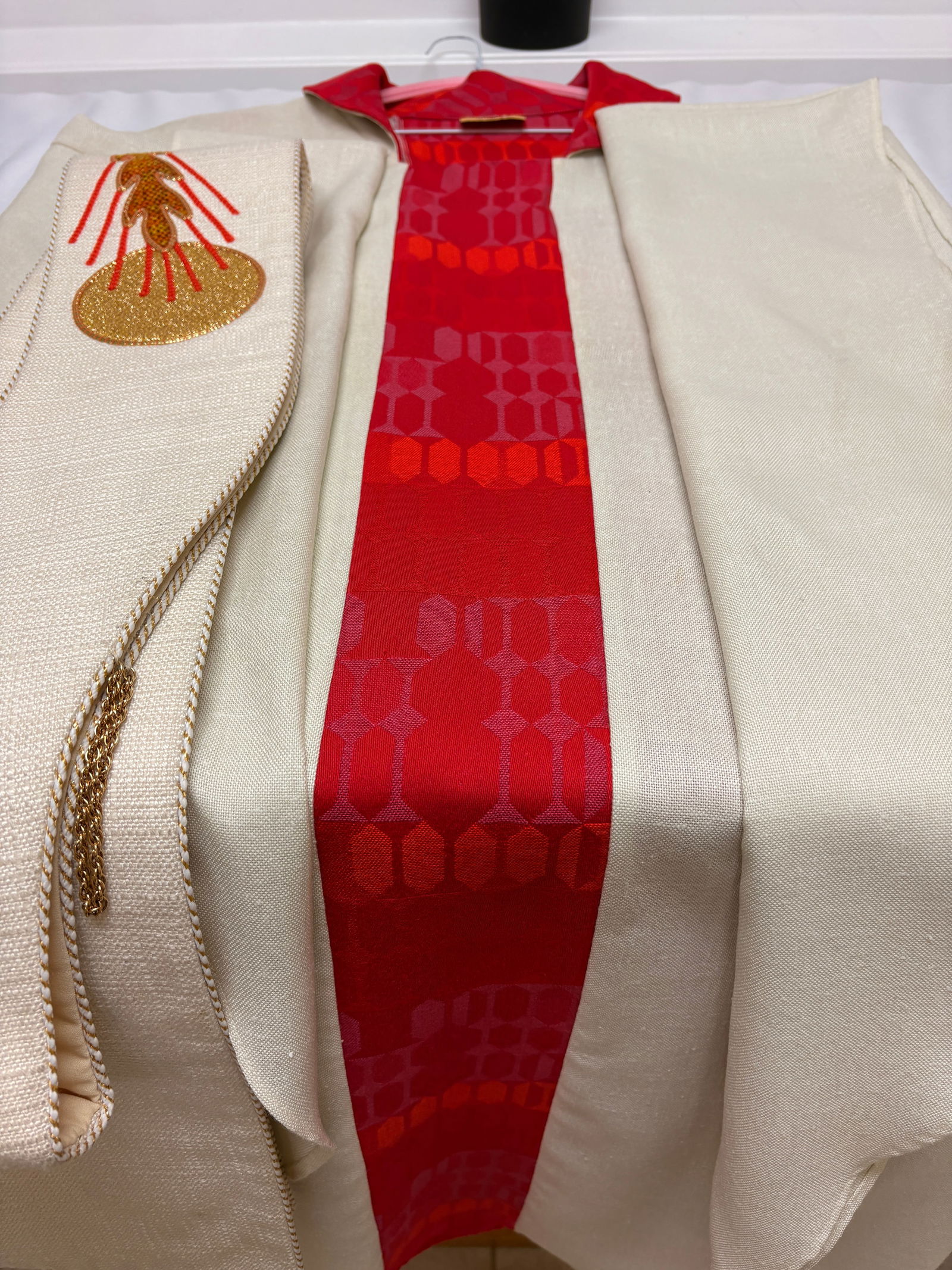 Vintage Catholic Chasuble with stole: Large-size chasuble.Very clean, well preserved, elegant and suitable for solemn liturgies.