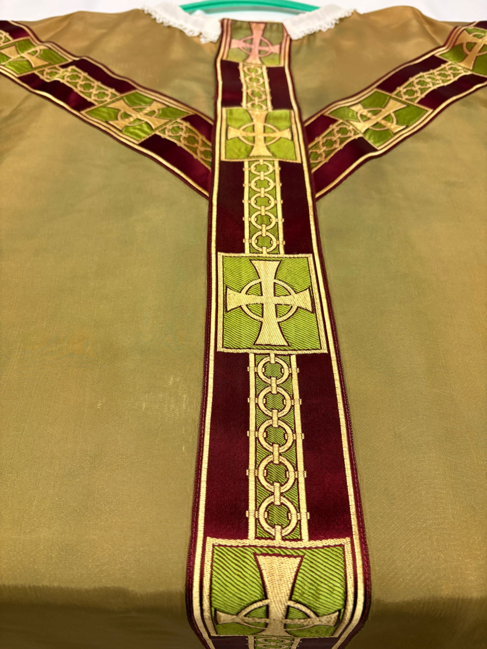 Vintage Catholic Chasuble: Green chasuble for Ordinary Time.Clean, elegant, and well-preserved — suitable for liturgical use or for collection.