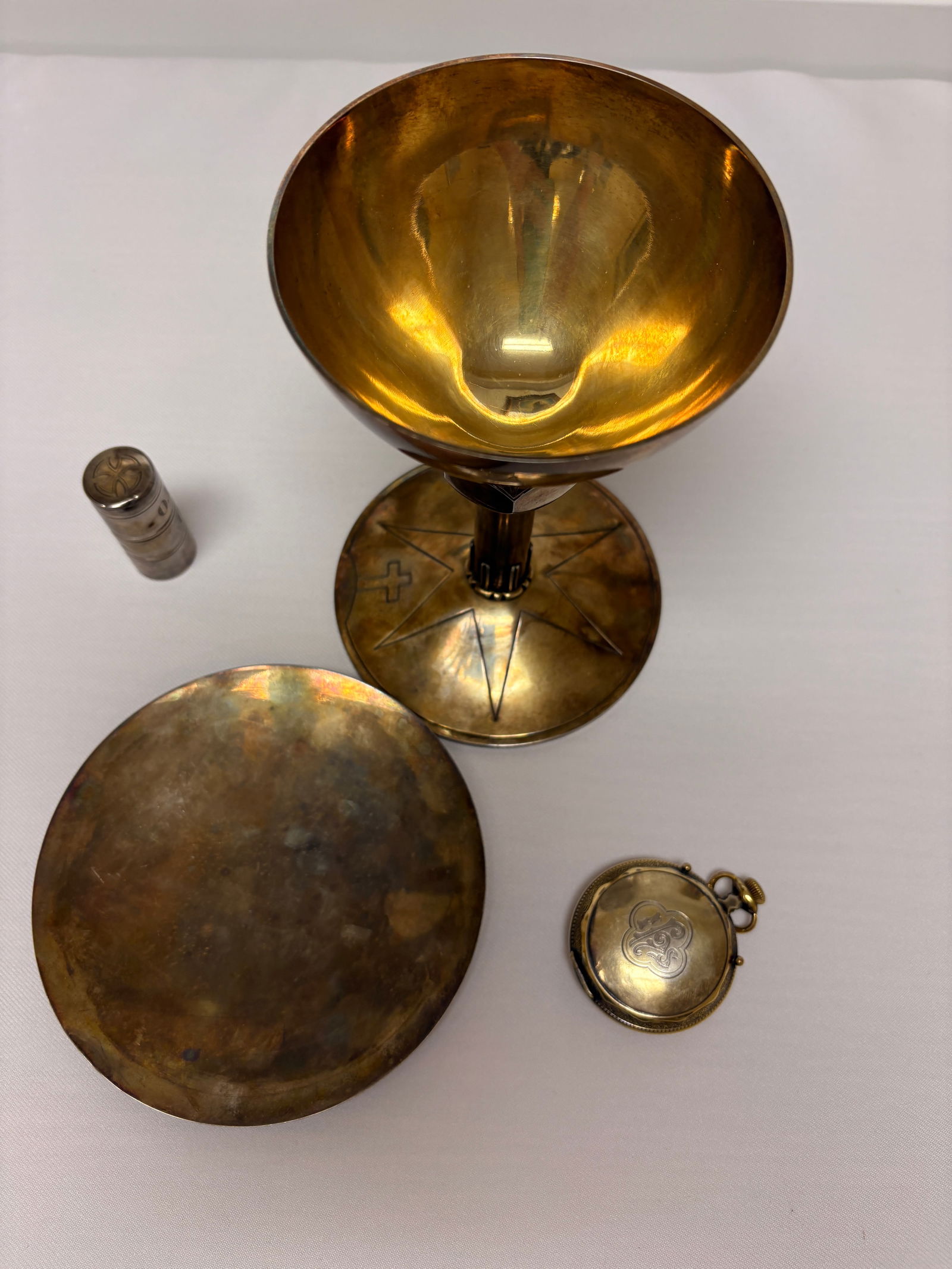 French Silver Chalice, Paten and Pyx by H. Nègre: An attractive and complete French silver liturgical set by respected master silversmith H. Nègre, consisting of a chalice, paten, and pyx, presented in its original fitted French case. The chalice