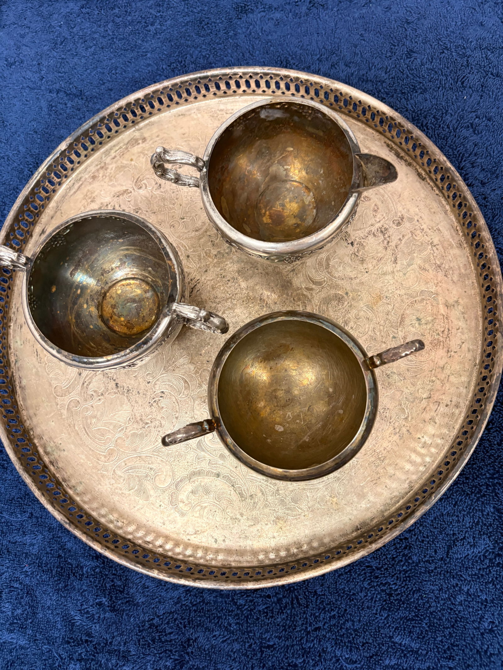 Vintage Silver-Plated Serving Set (Tray & 3 Cups): Decorative round silver-plated tray with pierced gallery rim, accompanied by three matching handled cups with grapevine relief decoration. Tray marked “Merry Christmas – Pazienza –