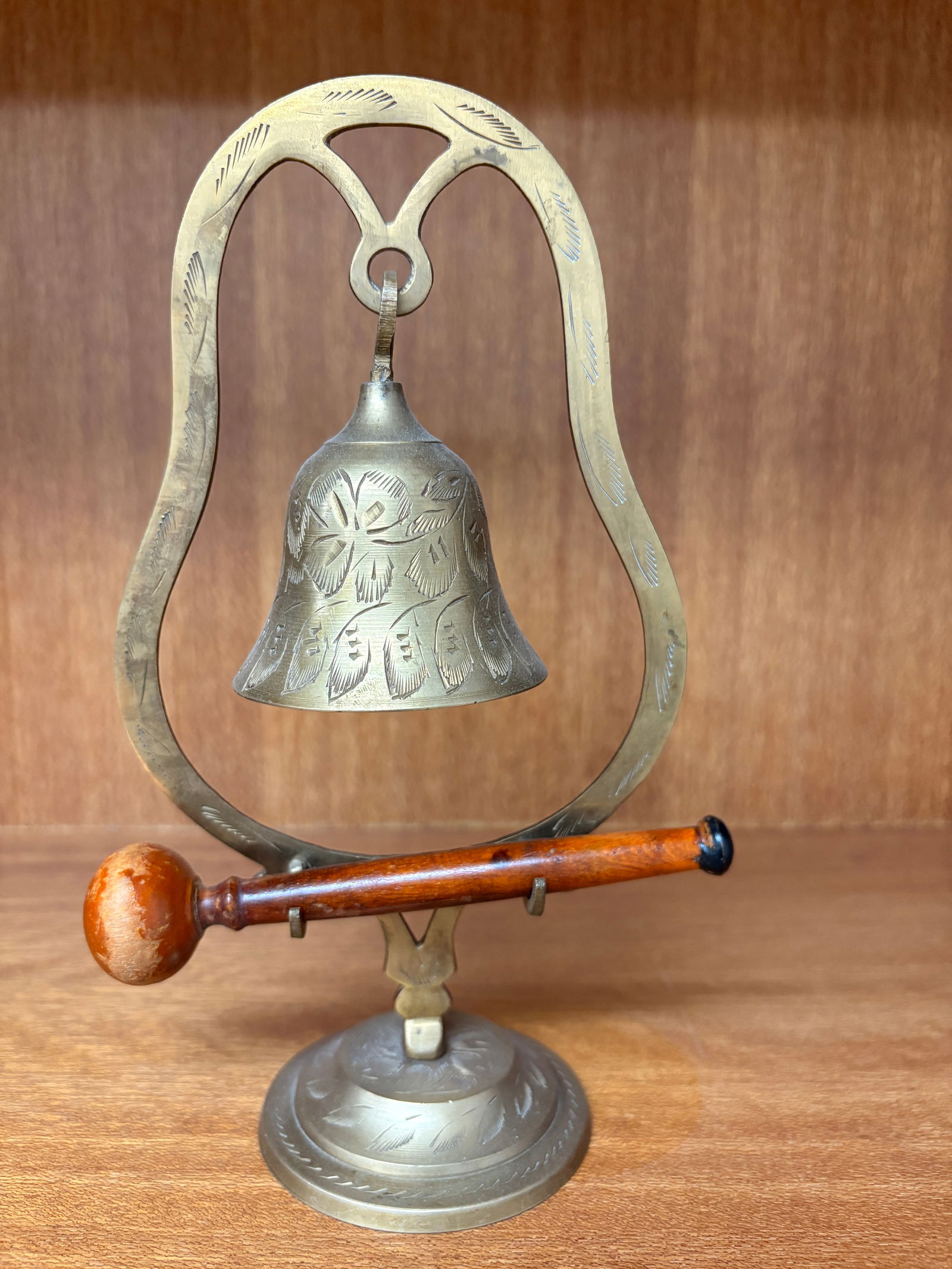 Antique Brass Table Bell with Wooden Striker: Antique Brass Table Bell with Wooden Striker•Material: Brass (hand-crafted)•Style: Table bell with original wooden striker•Decoration: Hand-engraved floral motifs•Condition: Good
