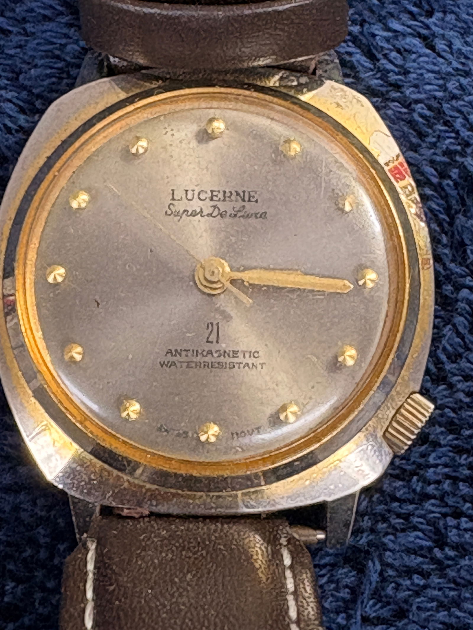 Lucerne Super De Luxe 21J Swiss Dress Watch: Classic vintage Lucerne Super De Luxe manual watch featuring a refined gold-tone dial with applied markers and 21-jewel movement. Swiss made, antimagnetic and water-resistant caseback. Elegant