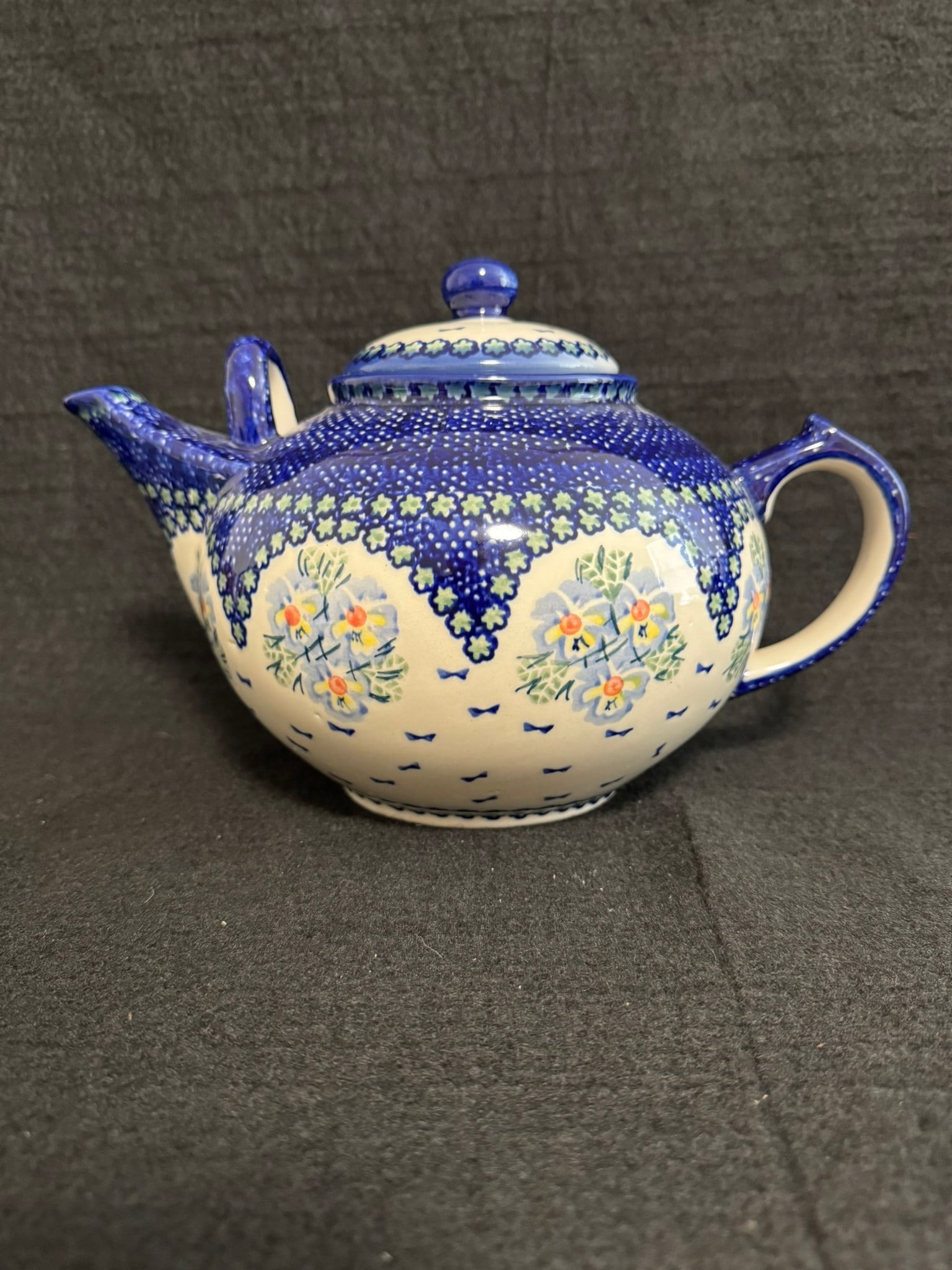 Handmade Polish Pottery Boles?awiec Teapot – Blue Floral Pattern (1 of 2)