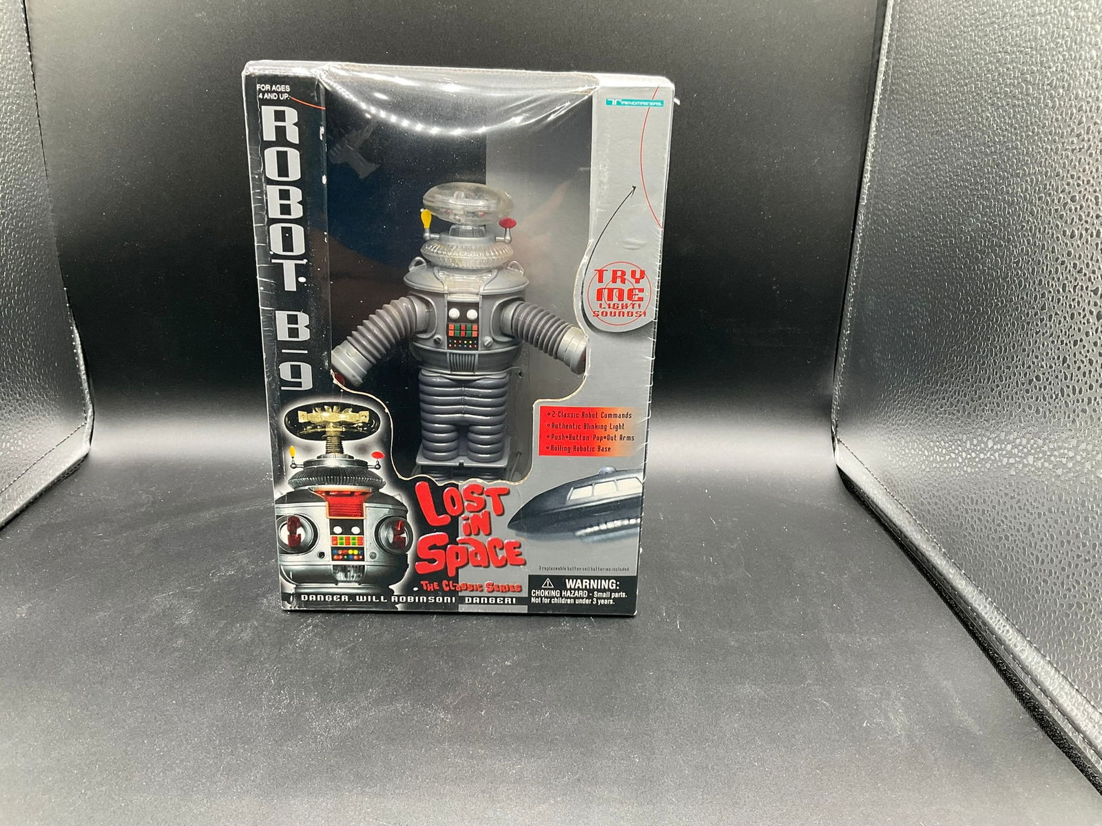 Lost in Space – Robot B-9 Classic Series Figure Classic Robot B-9 figure from the Lost in Space (1 of 2)