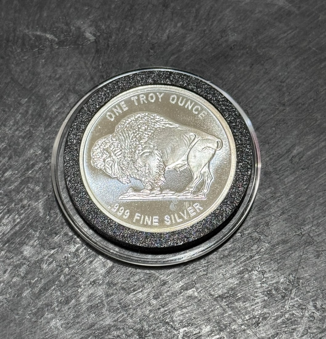 1 Troy Ounce Silver Buffalo Round Metal/Purity: .999 Fine Silver (1 of 2)