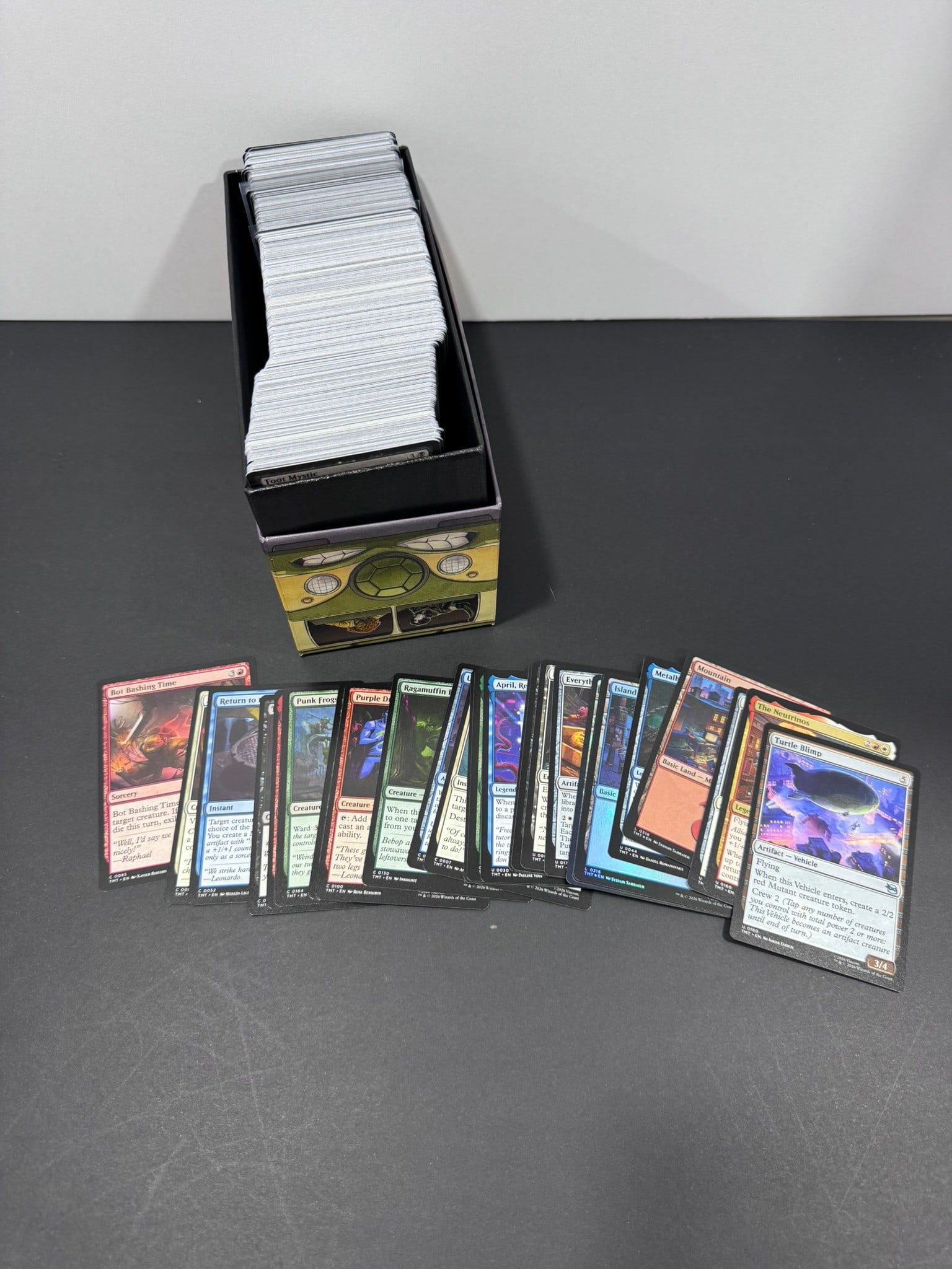 Magic: The Gathering Bulk Commons & Uncommons Lot (Approx. 550–600 Cards): This lot contains approximately 550–600 Magic: The Gathering cards consisting primarily of bulk commons and uncommons from modern sets. The collection includes a wide variety of colors,