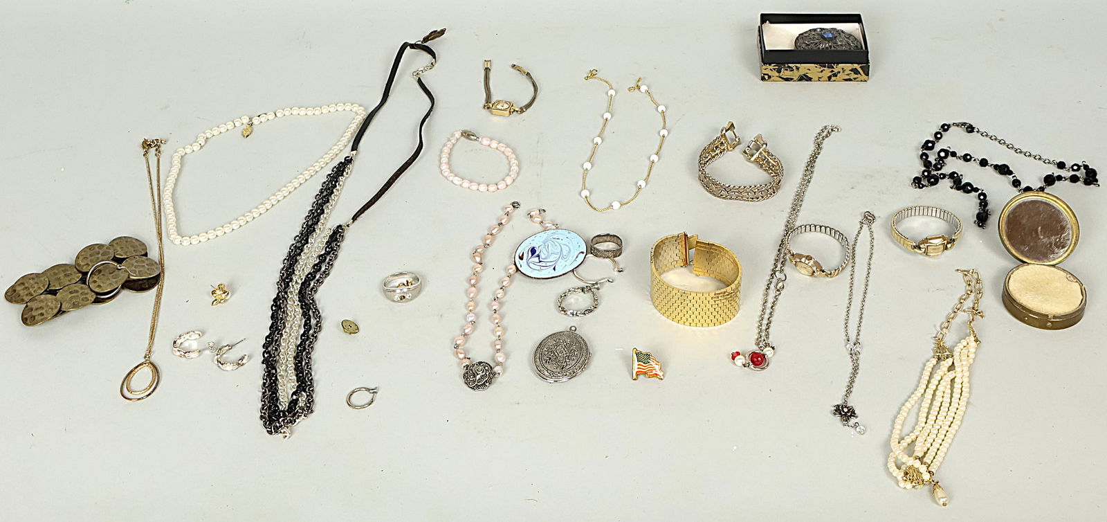 Antique Jewelry Lot. Many Fine & Collectable Pieces. Sterling Silver, Vintage Watches, & More!: Antique Jewelry Lot. Many Fine & Collectable Pieces. Sterling Silver, Vintage Watches, & More! A fun hunt for tressure! Good condition.Pickup will take place Friday June 13th from 11am-2pm EST. All wi
