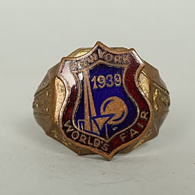 Rare 1939 Worlds Fair Ring. Beautifully Enameled. In Very Nice Condition.