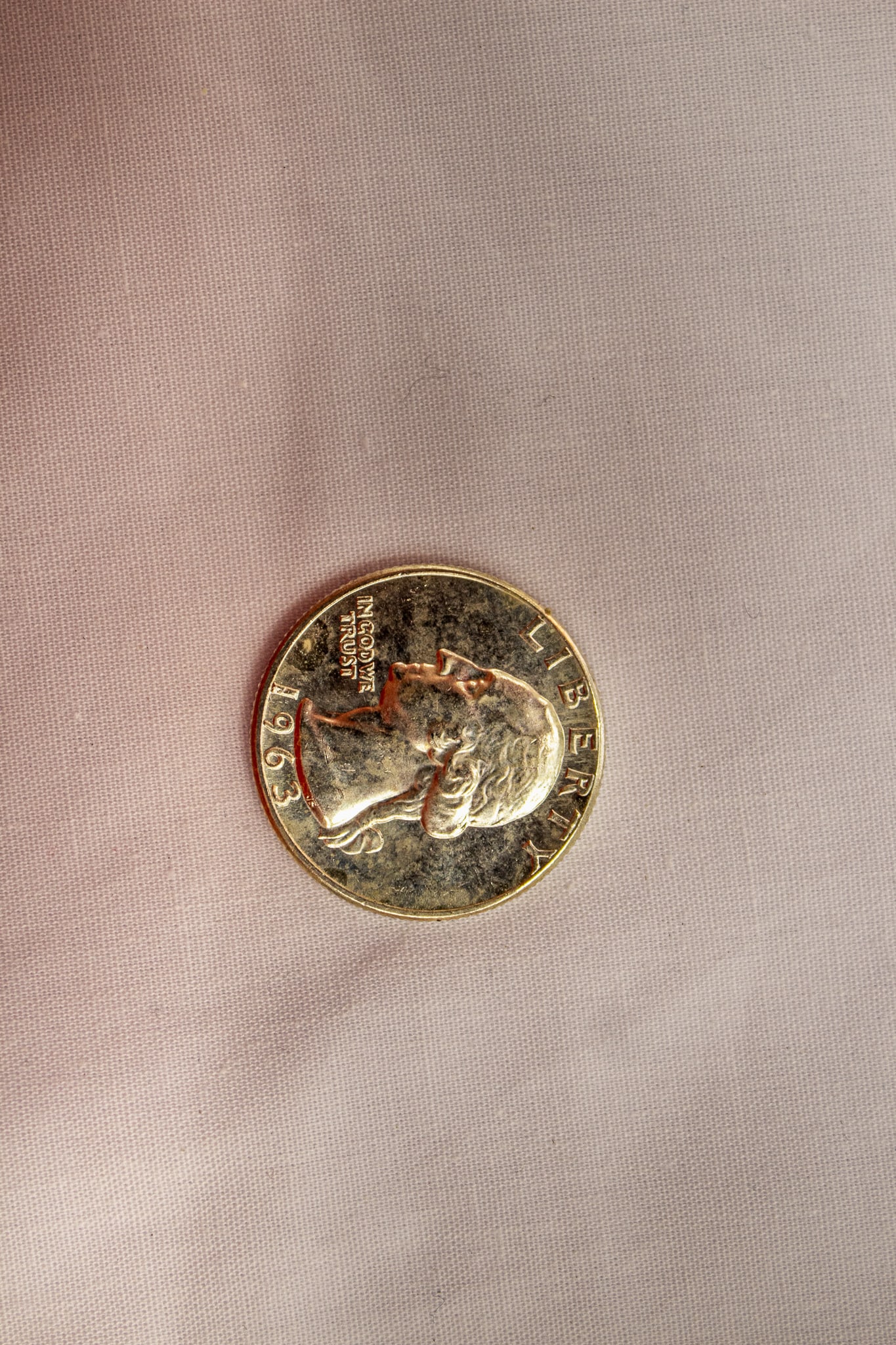 1963 Uncirculated Washington Quarter: Offered here is a 1963 Washington Quarter in uncirculated condition. This coin features the classic Washington quarter design, with a portrait of George Washington on the obverse and the heraldic eagl