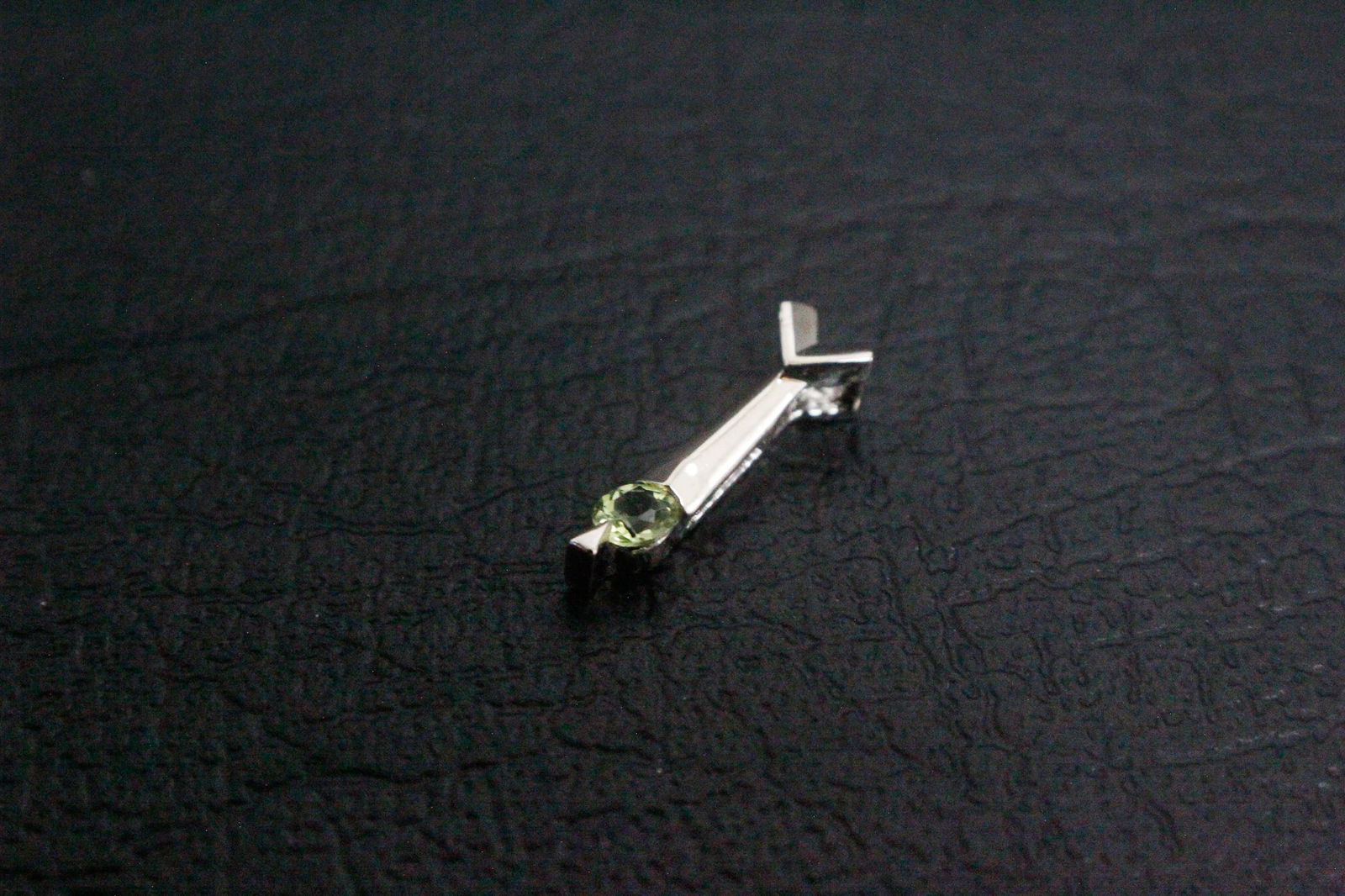 Sterling Silver Pendant with a Single Peridot (1 of 4)