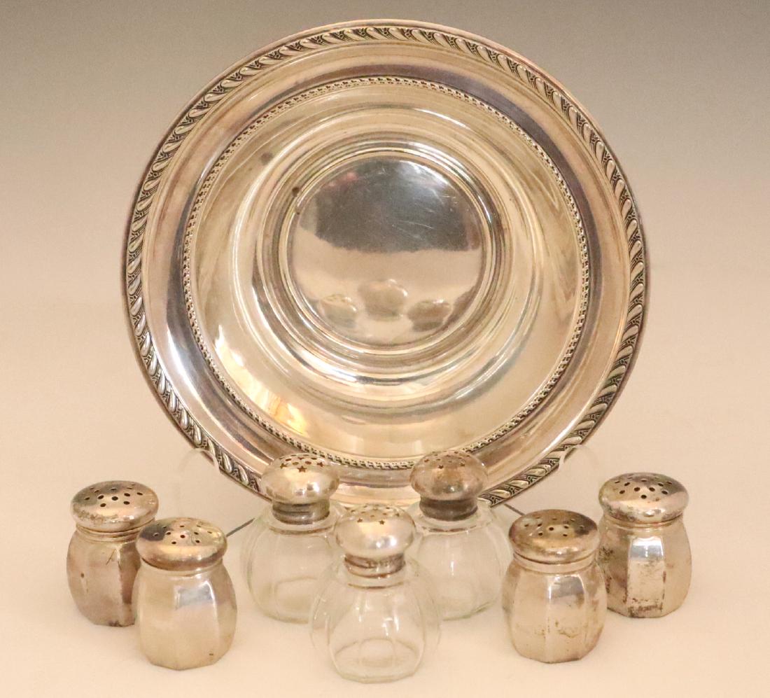 8 pcs of Sterling Tableware: Eight pieces of Sterling Tableware. Includes 4 small sterling shakers, 3 shakers with sterling caps, and 1 small bowl. Stamped with various American maker's marks, or "Sterling". Some dings and light 