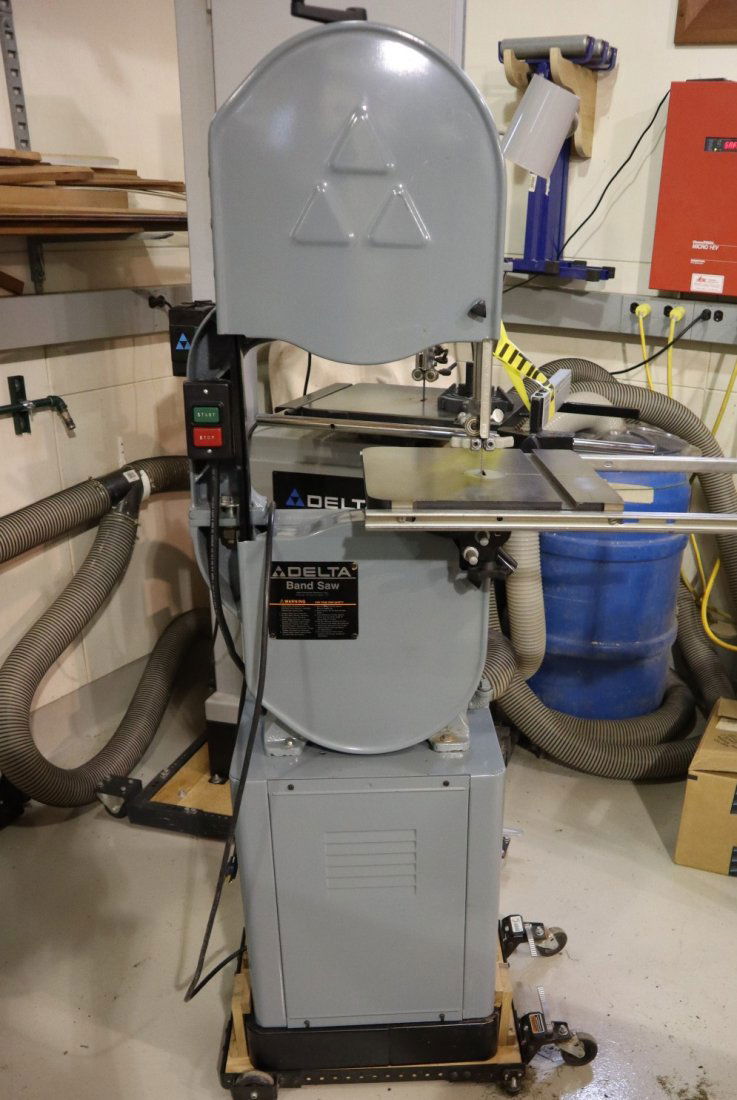 Delta Variable Speed Wood/Metal Band Saw: A Delta model 28-303 110v variable speed wood/metal 14" band saw. With extension rails on table. Minor wear. ESTIMATE $600-800