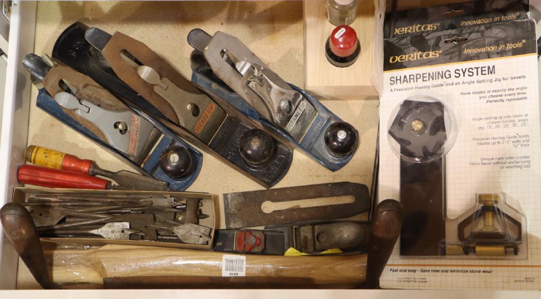 Plane lot: Three vintage Stanley planes, two Veritas sharpening guides, spade drill bits etc. Some wear. ESTIMATE $20-30