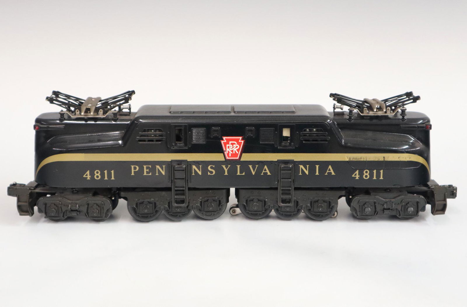 Pennsylvania RR Locomotive: A Post-War GG1 O Gauge #4811 Pennsylvania RR Locomotive. Minor wear. 15 1/2" long. ESTIMATE $50-100