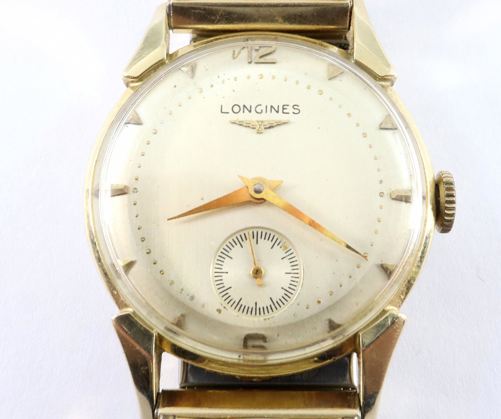 14k Longines Gent: A 14k Gold Longines Gent's wristwatch. 29mm case with a 17 jewel, 22L manual wind movement with Champagne dial, subsidiary seconds and Gold arrow markers. 52.3 grams total weight. Some wear, presentat