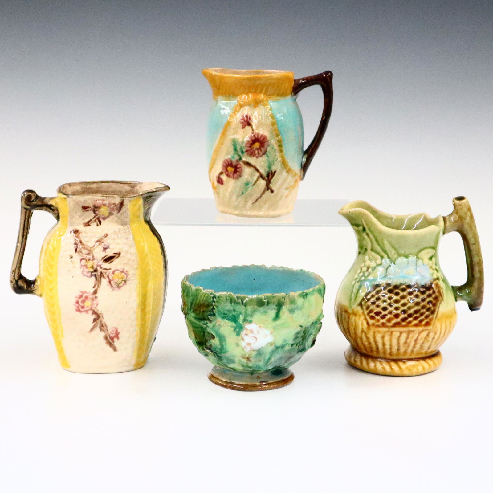 4 pieces of Majolica (1 of 2)