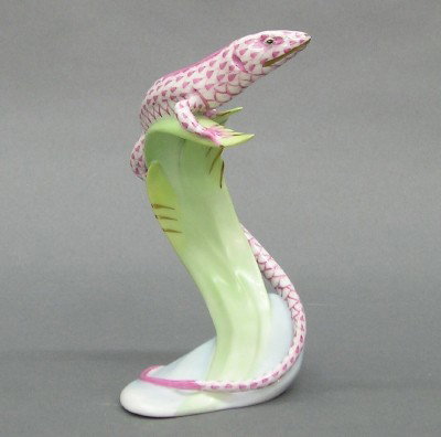 Herend porcelain figure: A 20th century Herend porcelain figure of a lizard climbing a leaf. Hand painted "Fishnet" decoration. Printed and impressed marks #263. Slight wear. 7" high. ESTIMATE $200-400