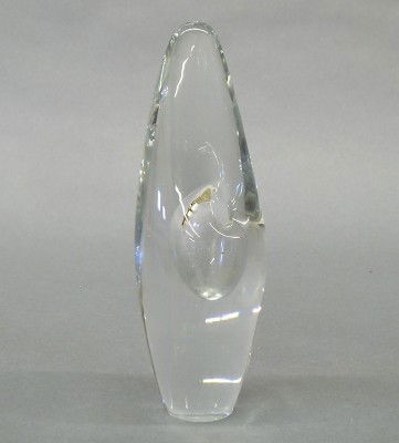 Timo Sarpaneva vase: Timo Sarpaneva, Swedish designer, sculptor and painter. 1960's colorless glass free form vase with "pocket". Etched signature "Timo Sarpaneva. 3568". Slight wear. 6" high. ESTIMATE $100-150