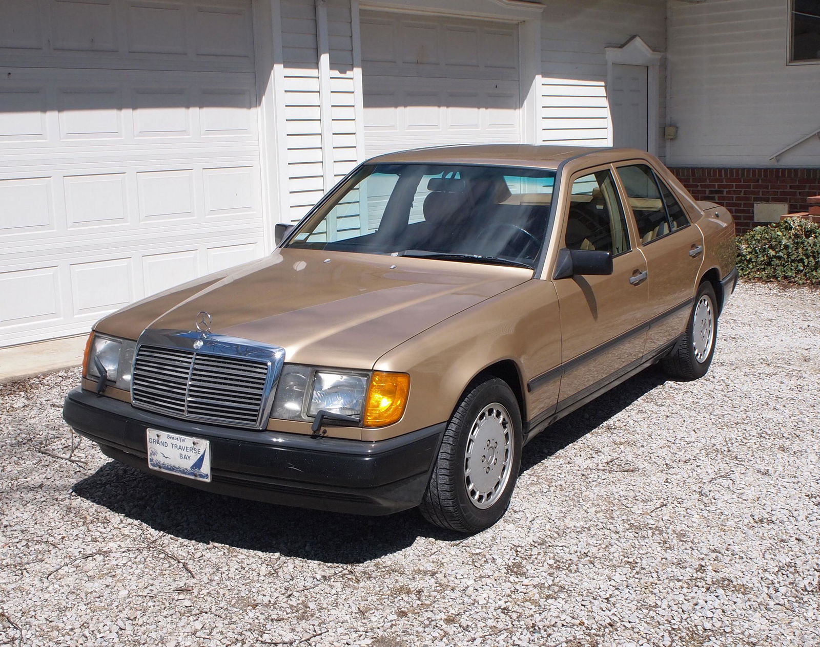 1986 Mercedes-Benz 300 E Class Sedan (1 of 11)