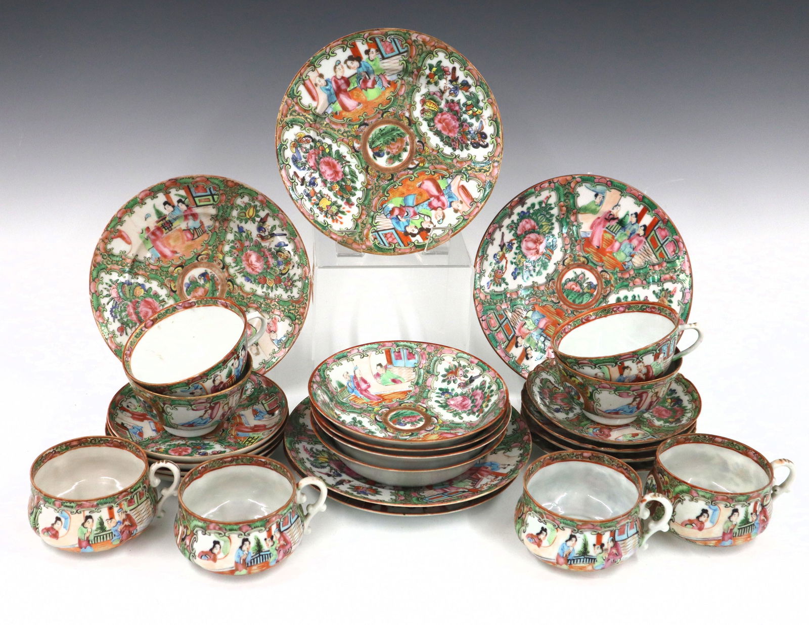 17 pcs Chinese Rose Medallion Tableware (1 of 2)