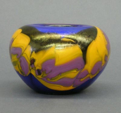 Leon Applebaum vase: Leon Applebaum, born Toledo, Ohio 1945, Art Glass vase. Multi-color pulled iridescent design on a Blue body. Etched signature "Leon Applebaum '78". Slight wear. 4" diameter. ESTIMATE $50-100