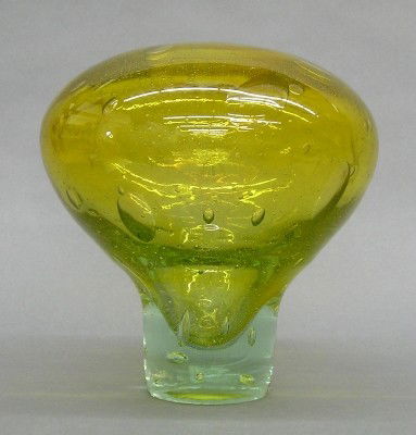 Leon Applebaum vase: Leon Applebaum, born Toledo, Ohio 1945, Art Glass vase. Free blown form with controlled air bubble decoration on a heavy tapered foot in Pale Yellow glass. Etched signature "Leon Applebaum". Slight we