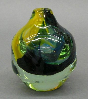Leon Applebaum vase: Leon Applebaum, born Toledo, Ohio 1945, an Art Glass Presentation vase. Blue/Yellow design on a Pale Blue body. Etched signature "Leon Applebaum 77', To Kitty, Best Wishes". Slight wear. 4" high. ESTI